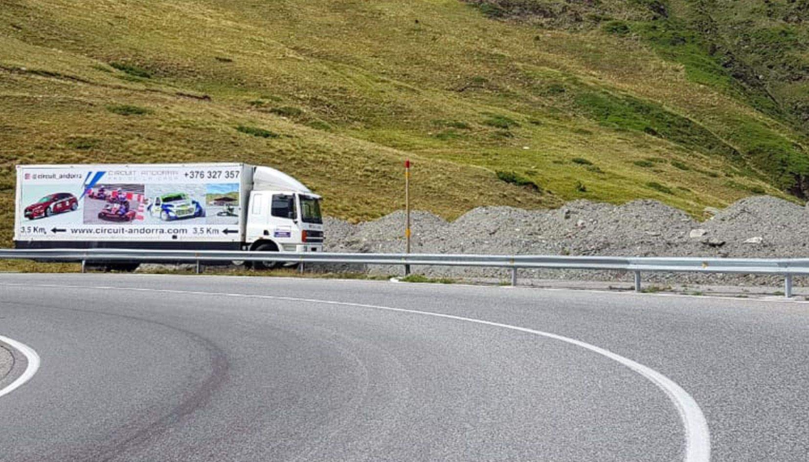 Publicitat mòbil en un camió promociona el circuit del Pas al costat de les terres que serviran ara per ampliar-lo.
