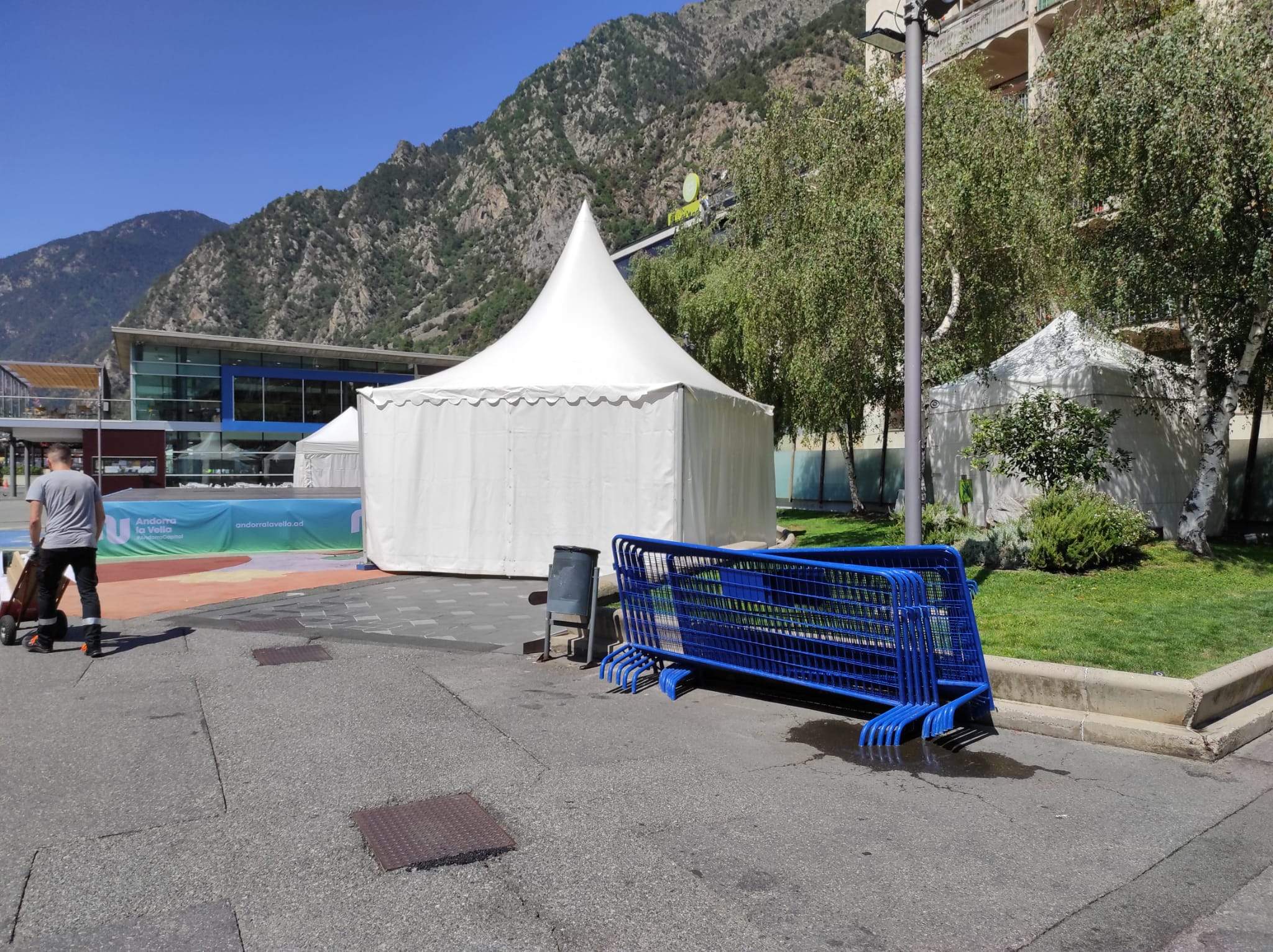 El tram Vinyes de la plaça del Poble preparat per acollir actes de la festa major de la capital.