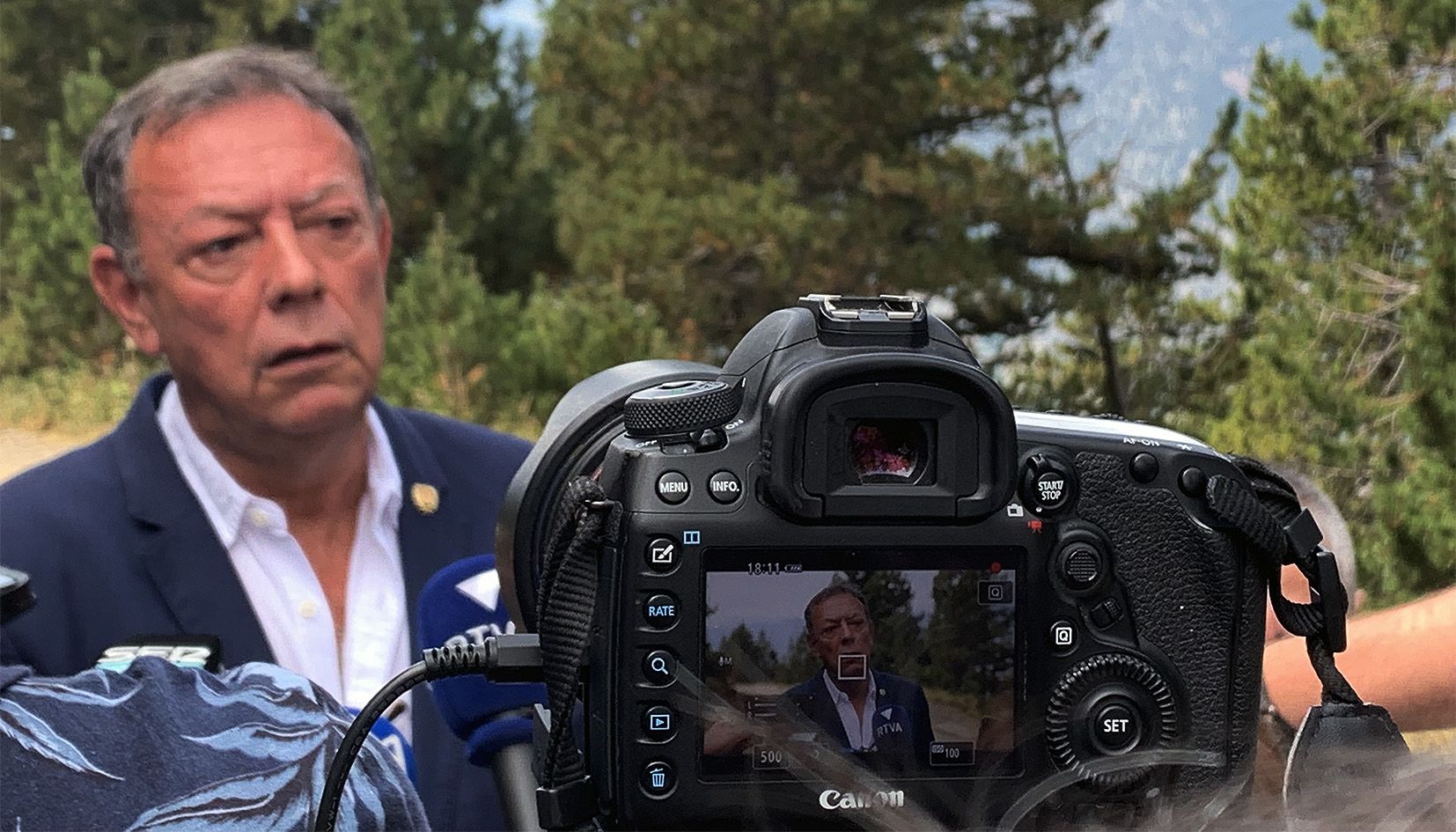 El cònsol, Josep Miquel Vila, donant explicacions en el punt on s'hauria de construir l'estació de sortida de la tirolina. El cònsol, Josep Miquel Vila, donant explicacions en el punt on s'hauria de construir l'estació de sortida de la tirolina.