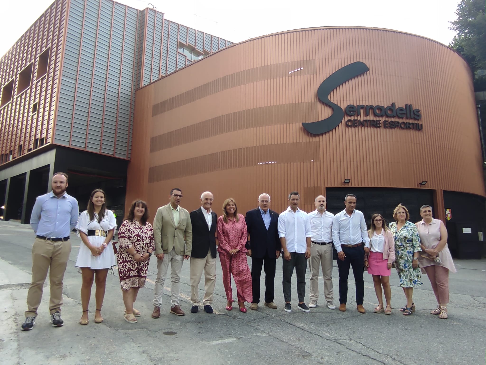 Autoritats comunals davant l'entrada del centre esportiu dels Serradells.