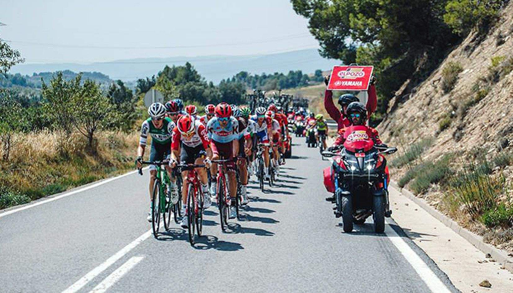 Imatge de l'etapa d'aquest dissabte, que ha acabat a Igualada i ha situat líder Nicolas Edet (Cofidis).