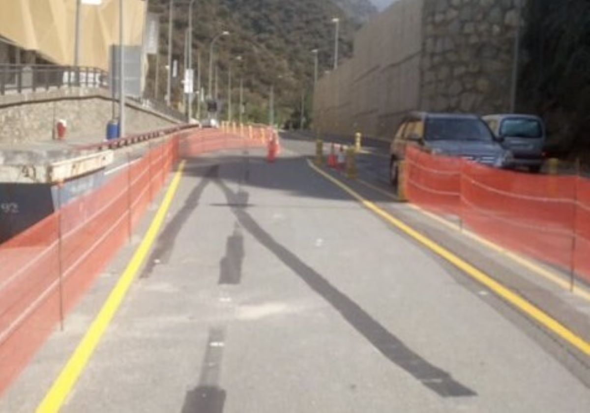 El carril de sortida del centre comercial.