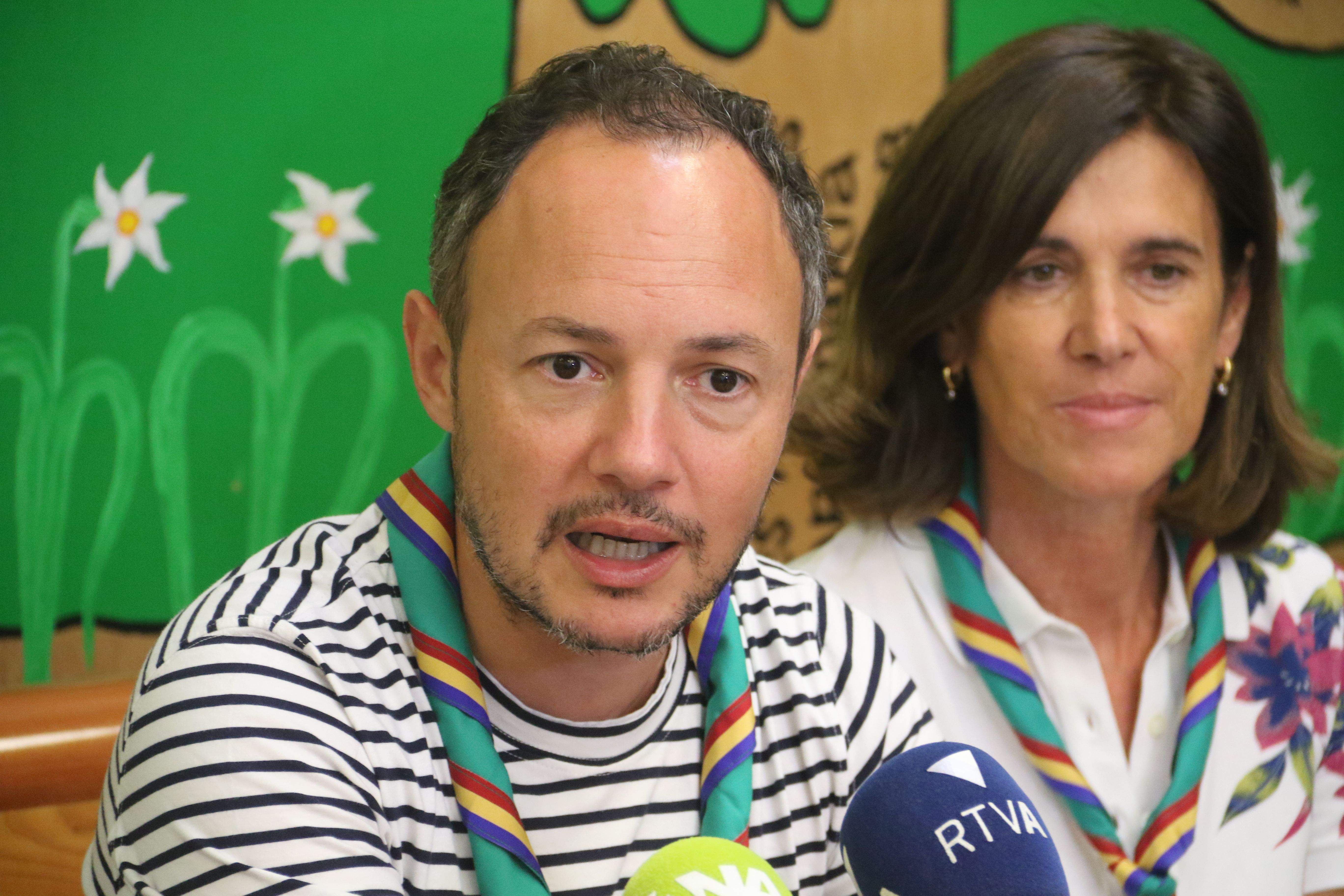 Xavier Espot, al costat d'Ester Vilarrubla, durant la compareixença posterior al dinar d'AINA.