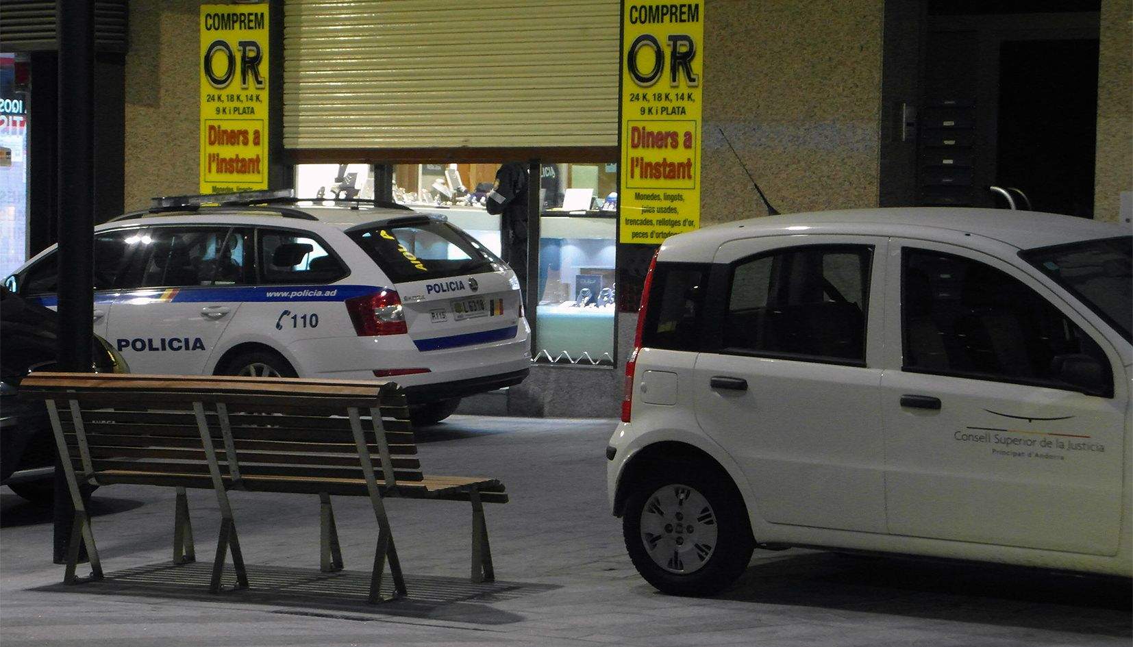 Diversos vehicles policials no retolats, més un cotxe de patrulla i també un automòbil del Consell Superior de la Justícia han 'encerclat' l'establiment.