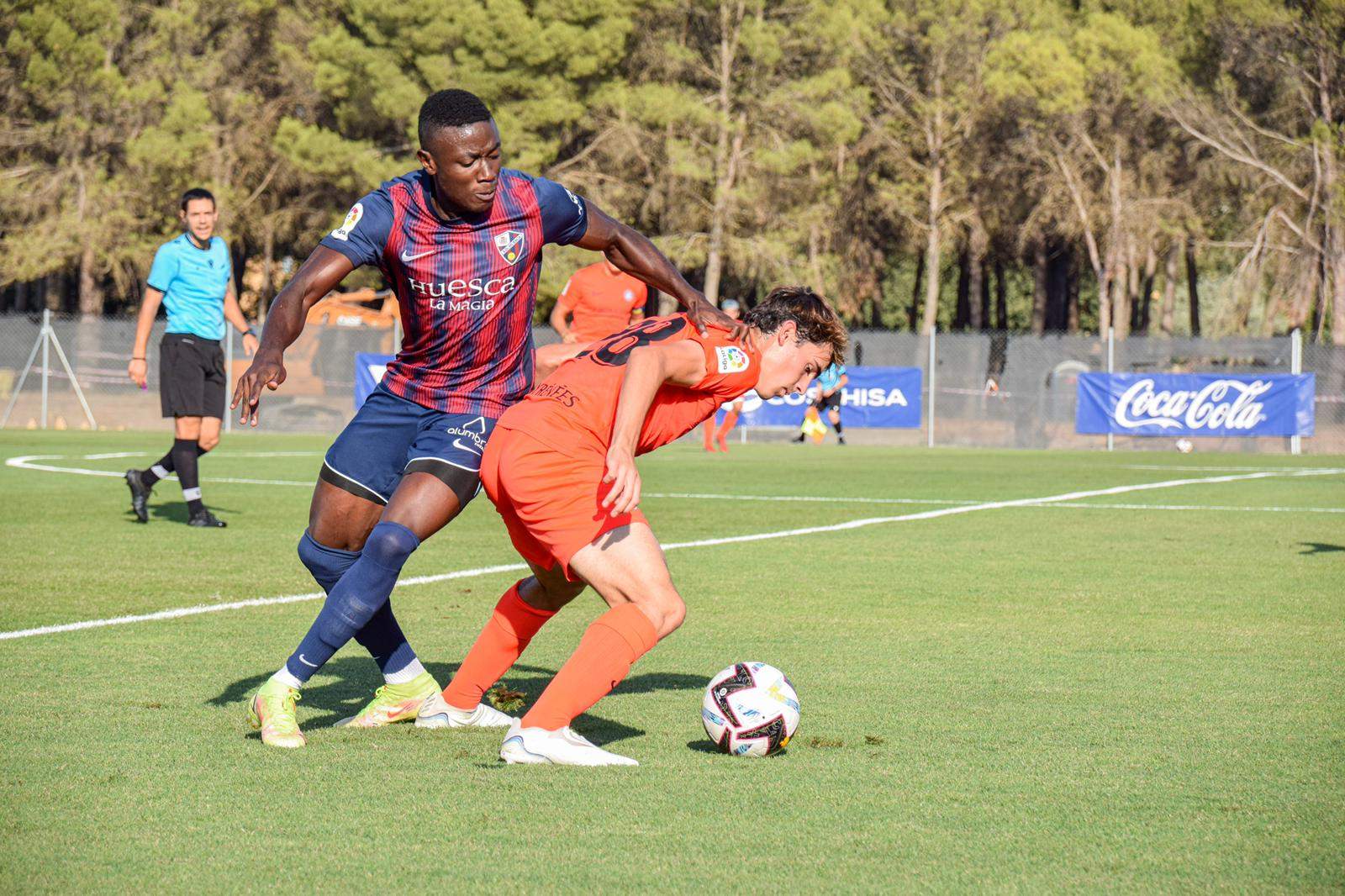 Un instant del partit entre Huesca i Andorra.