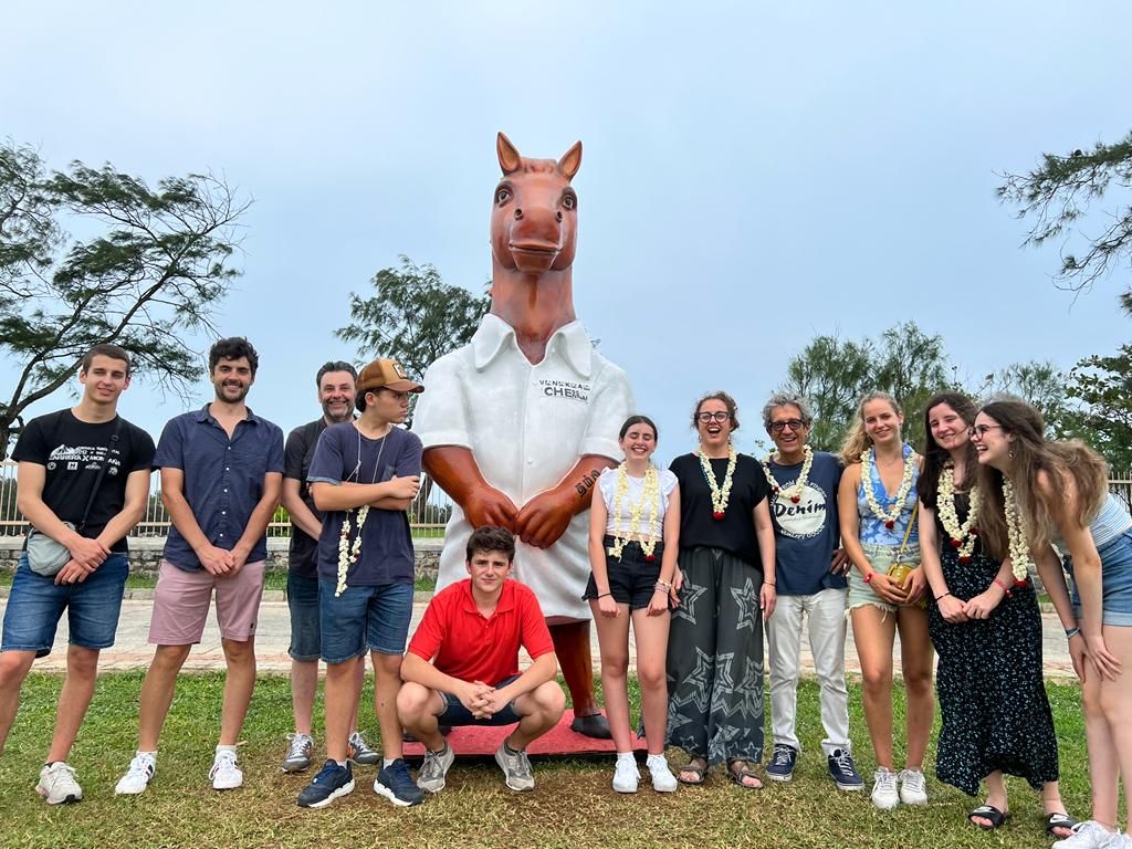 La delegació andorrana amb la mascota de la competició.