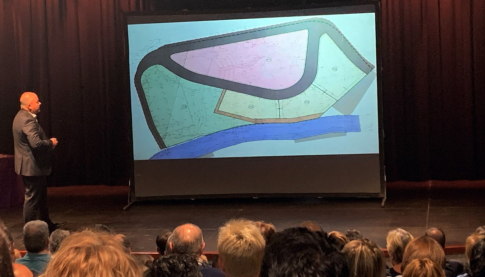 El cònsol, Jordi Torres Arauz, donant explicacions dimecres sobre el Prat Gran.