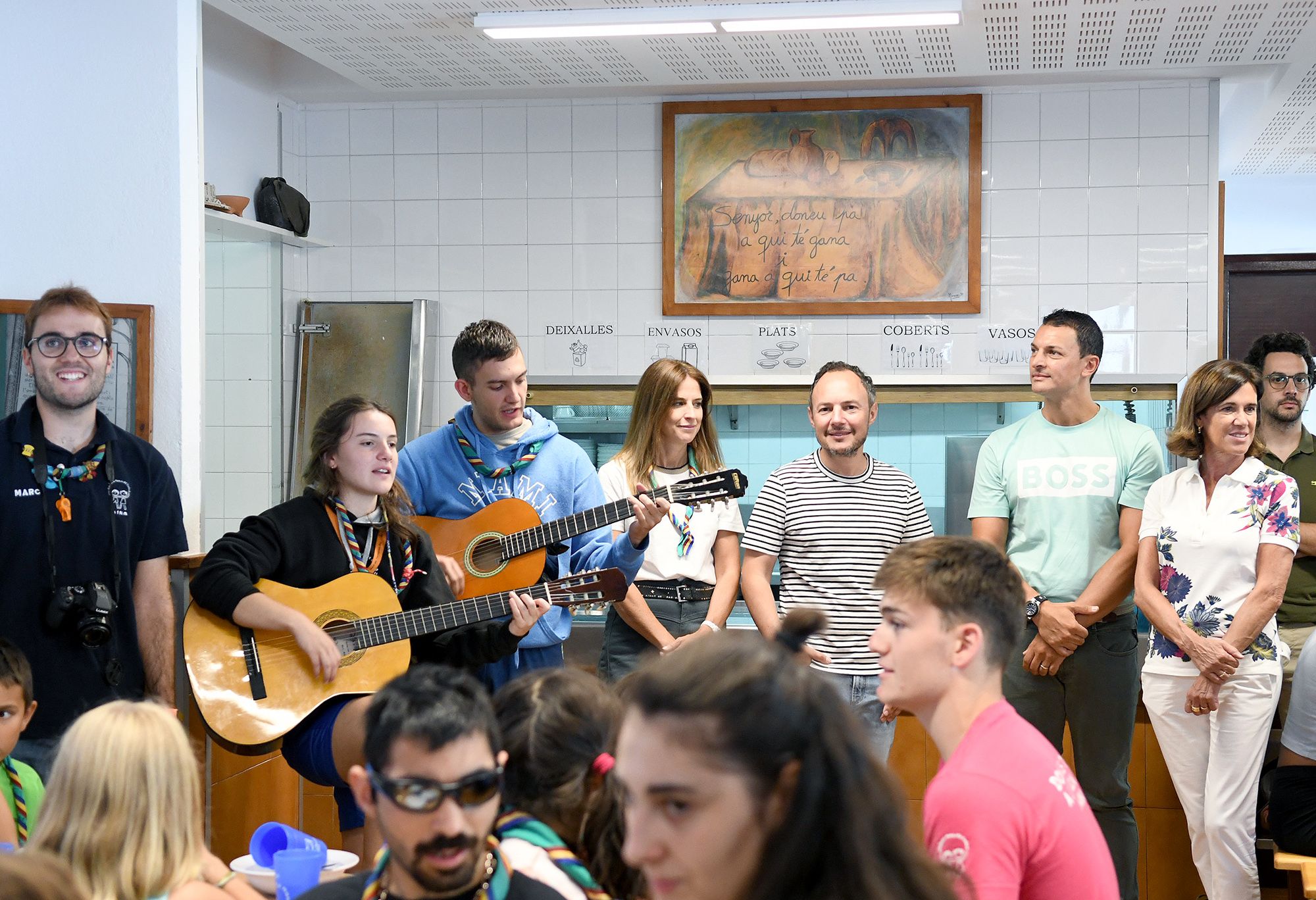 El cap de Govern i els ministres seguint els cants de germanor a AINA.