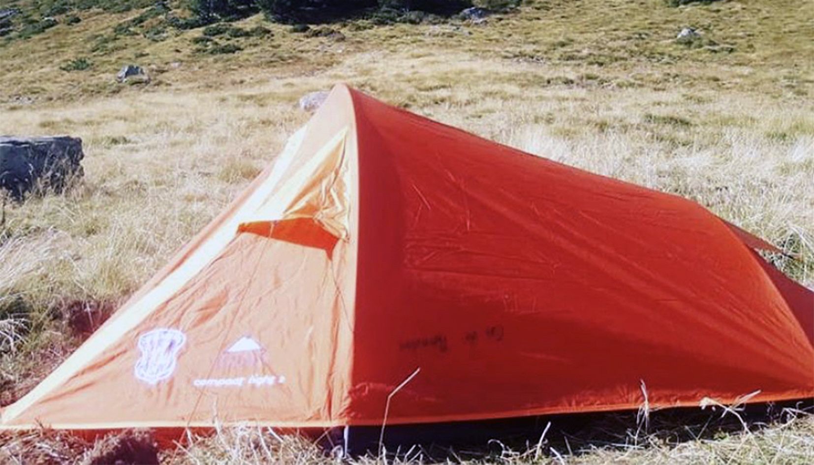 Una de les tendes de campanya plantades pels banders per poder fer els controls pertinents.