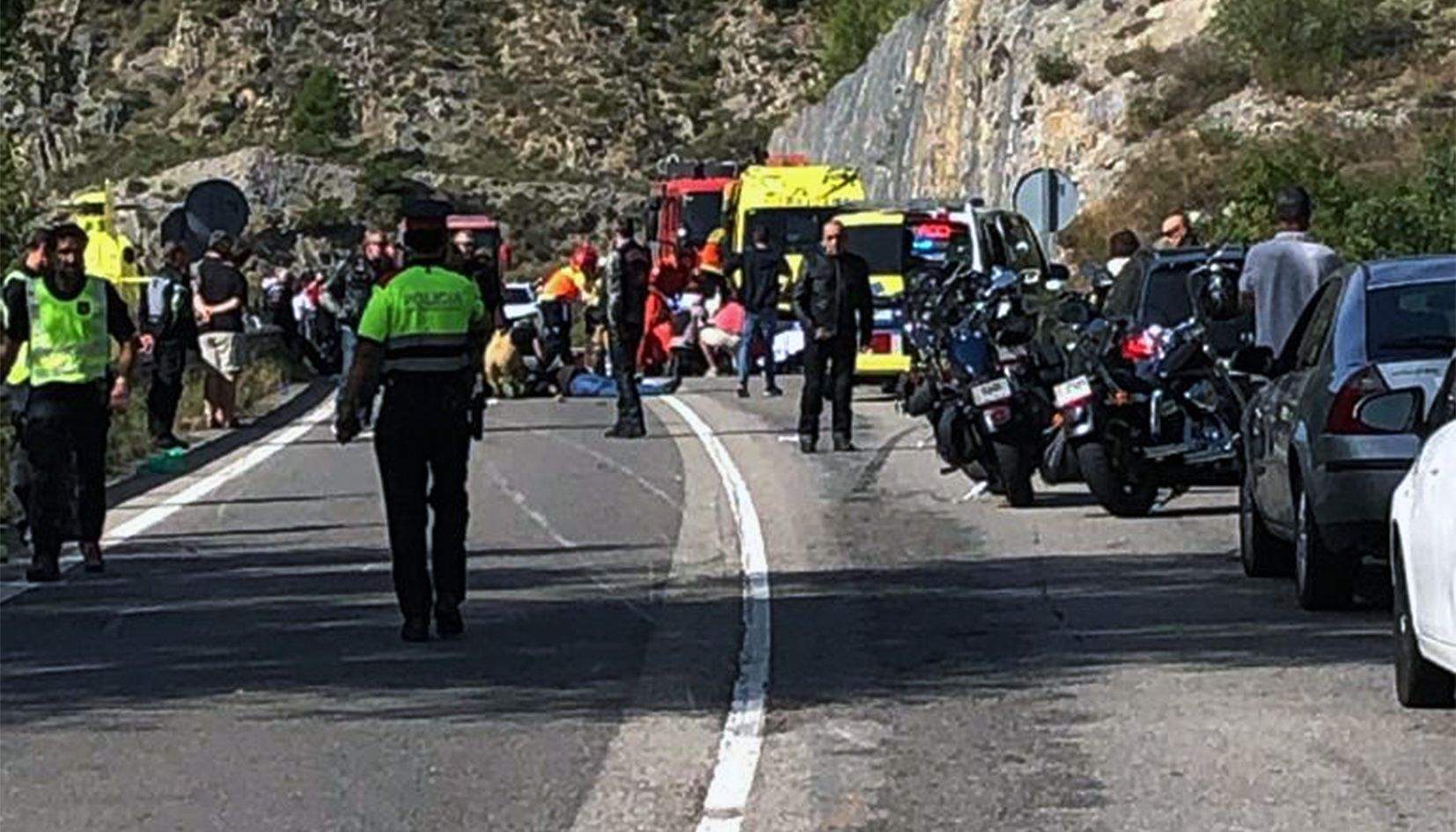 Motoristes aturats al lloc de l'accident mentre s'atenien les víctimes (al fons a l'esquerra).