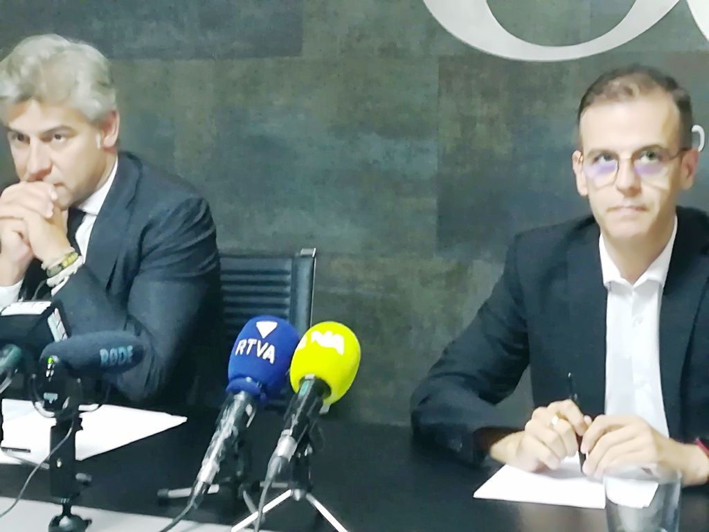 Riestra i Silvestre durant la roda de premsa. Riestra i Silvestre durant la roda de premsa.