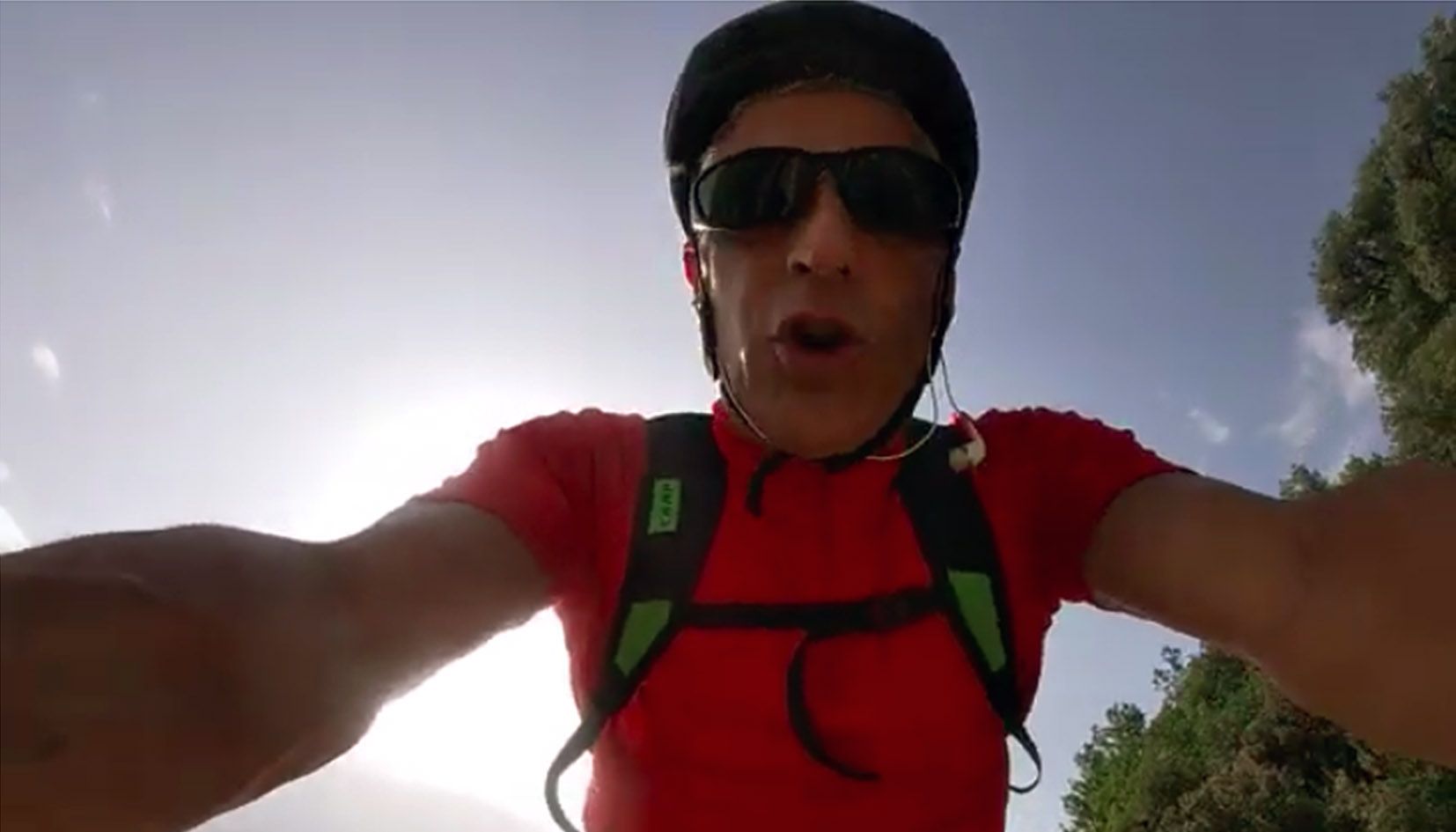 L'exresident Jesús Moll ha gravat la majoria de vídeos tot anant en bicicleta.