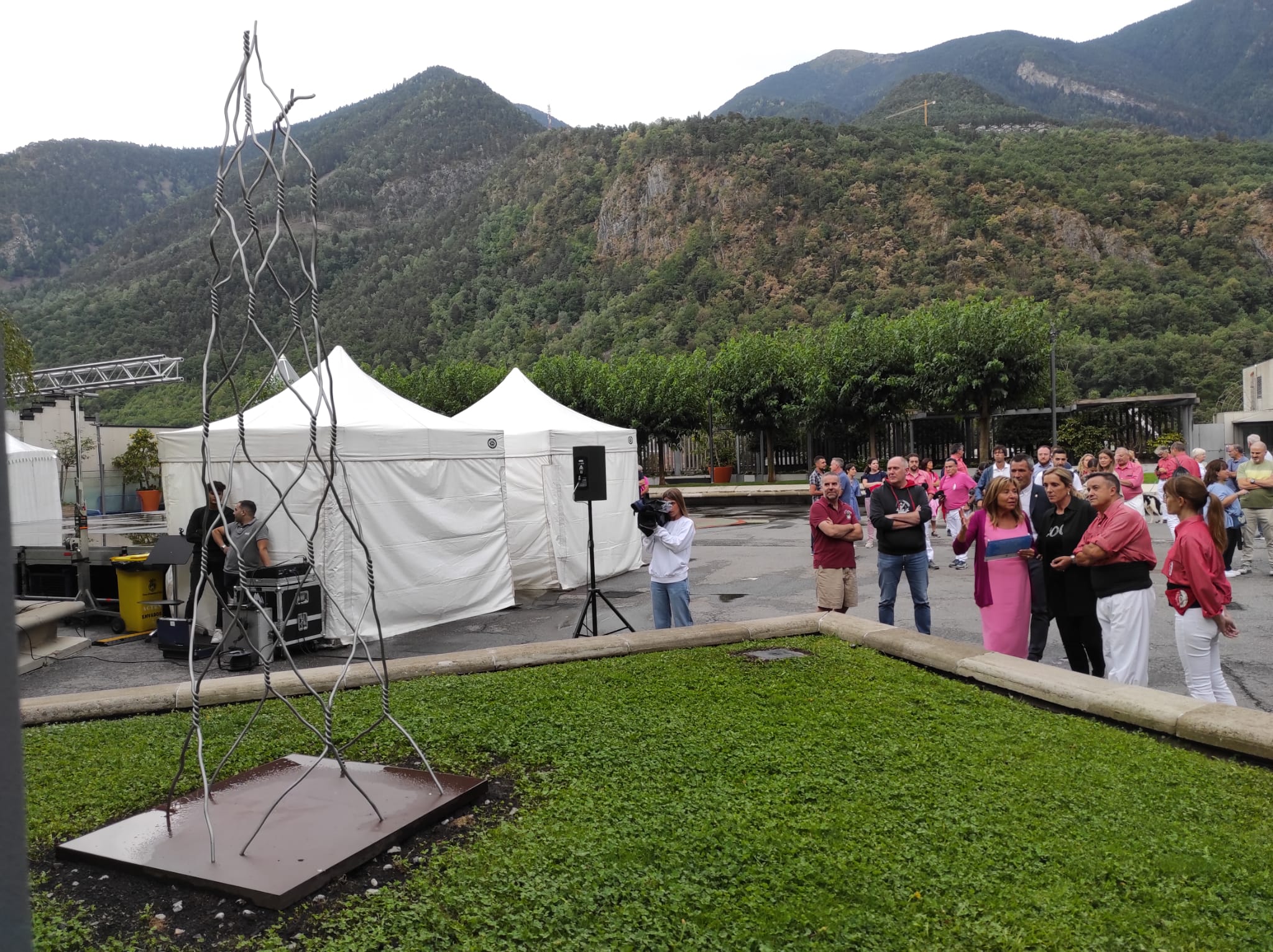 Conxita Marsol i Dolors Farré conversen després d'inaugurar l'escultura.