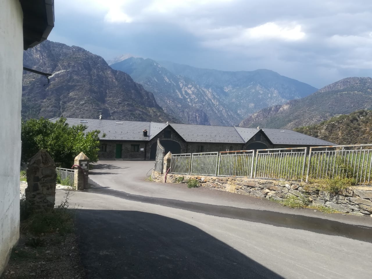 Entrada a la masia la Serra que havia d'acollir l'escola.