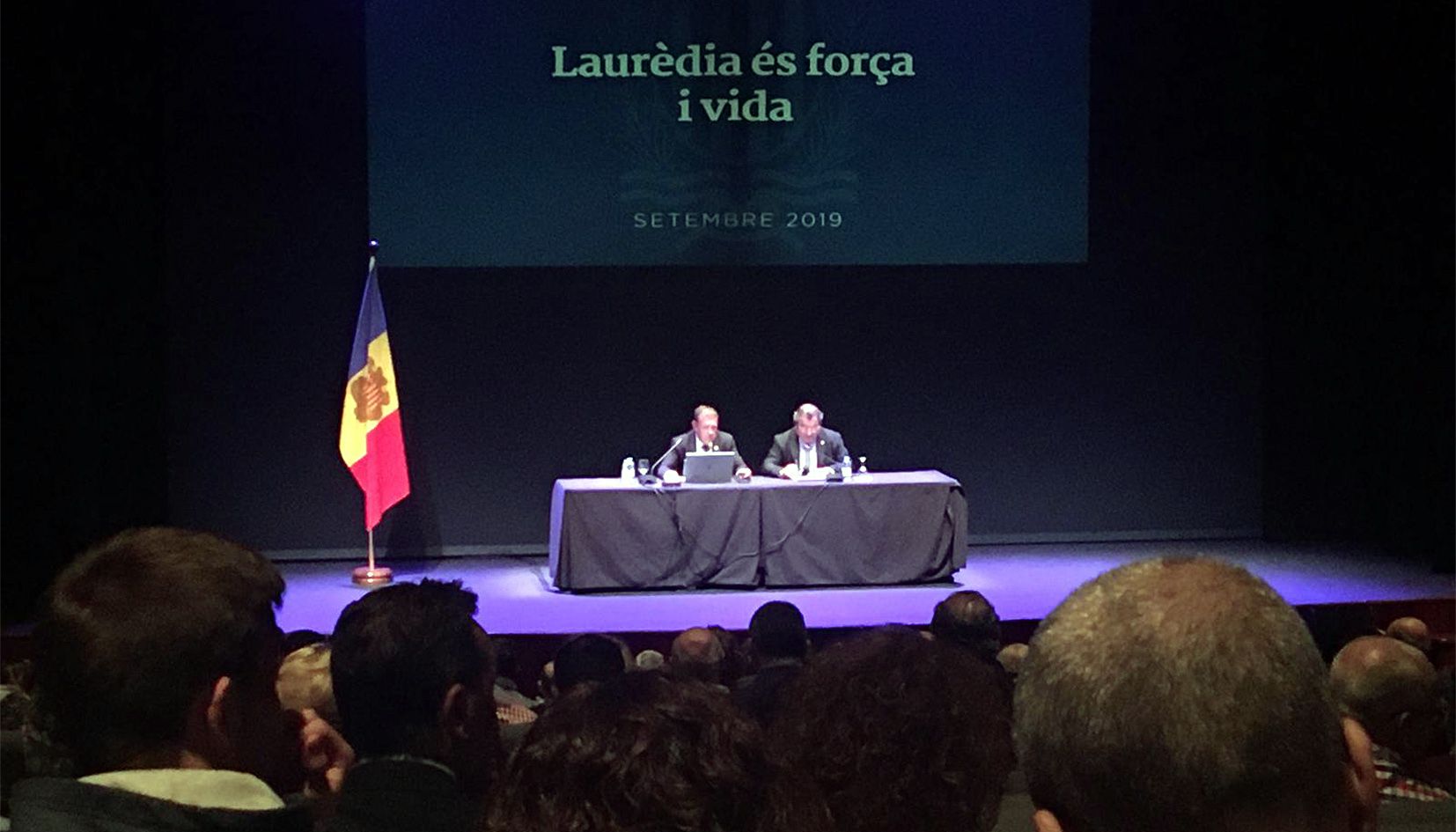 Un moment inicial de la reunió de poble, celebrada a l'Auditori Claror.