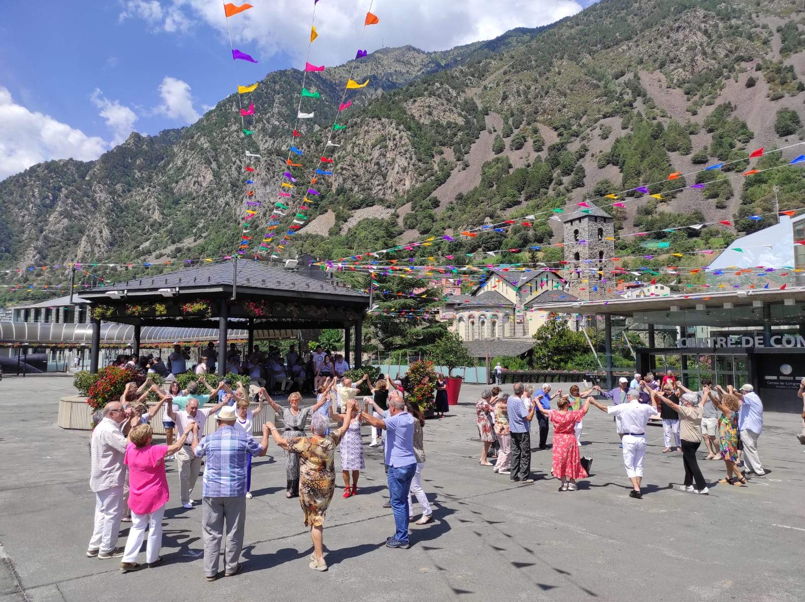Sardanes a la Plaça del Poble, aquest migdia.