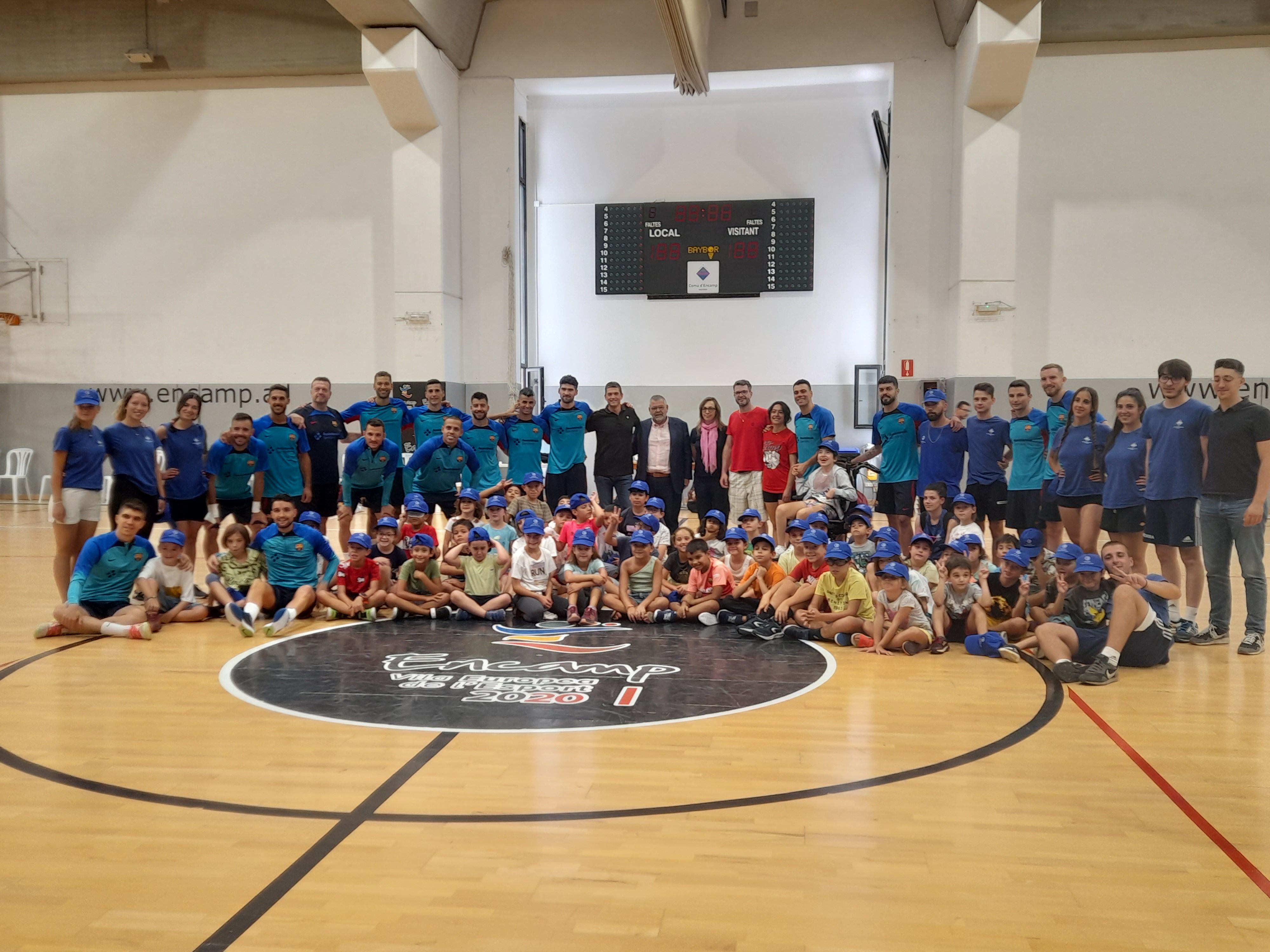 Foto de familia de l'equip blaugrana i els infants d'encamp.