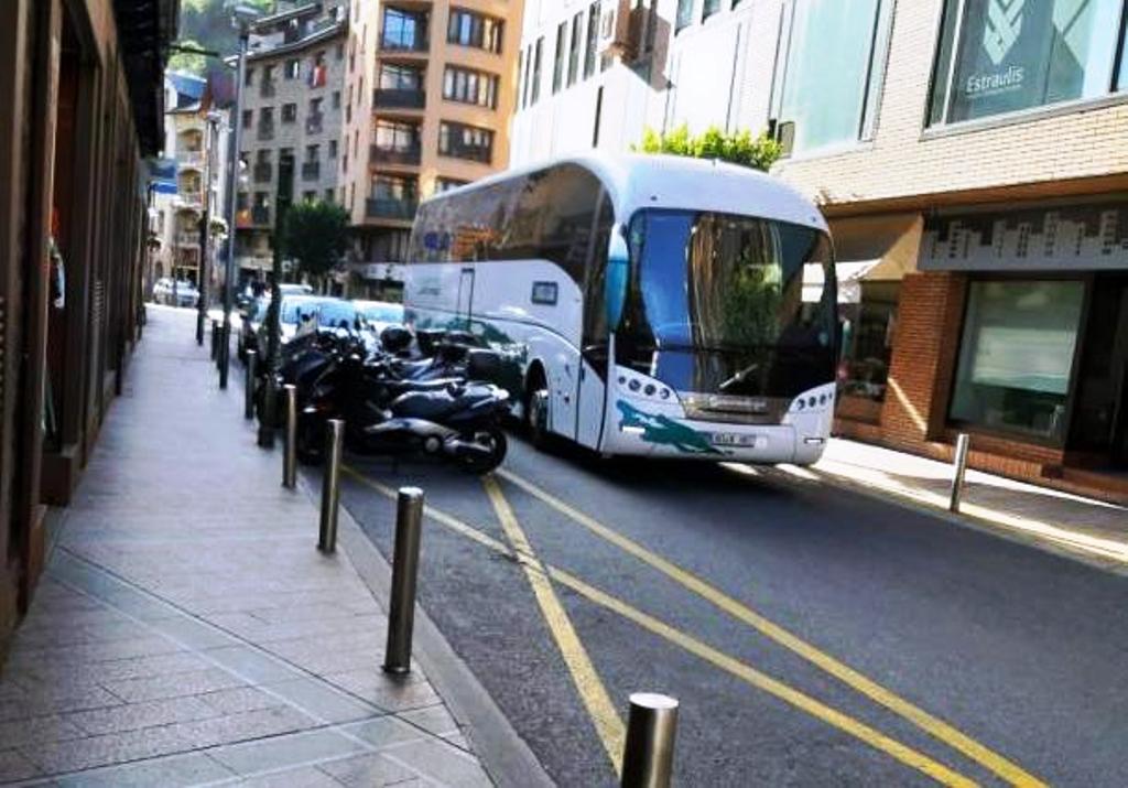 Un bus turístic de grans dimensions circulant per Príncep Benlloch.