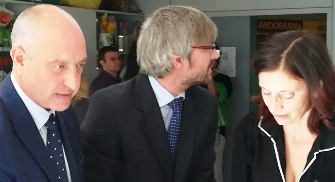 El director del María Moliner, Javier Alfaya (esquerra) en un acte d'aquest dimarts.