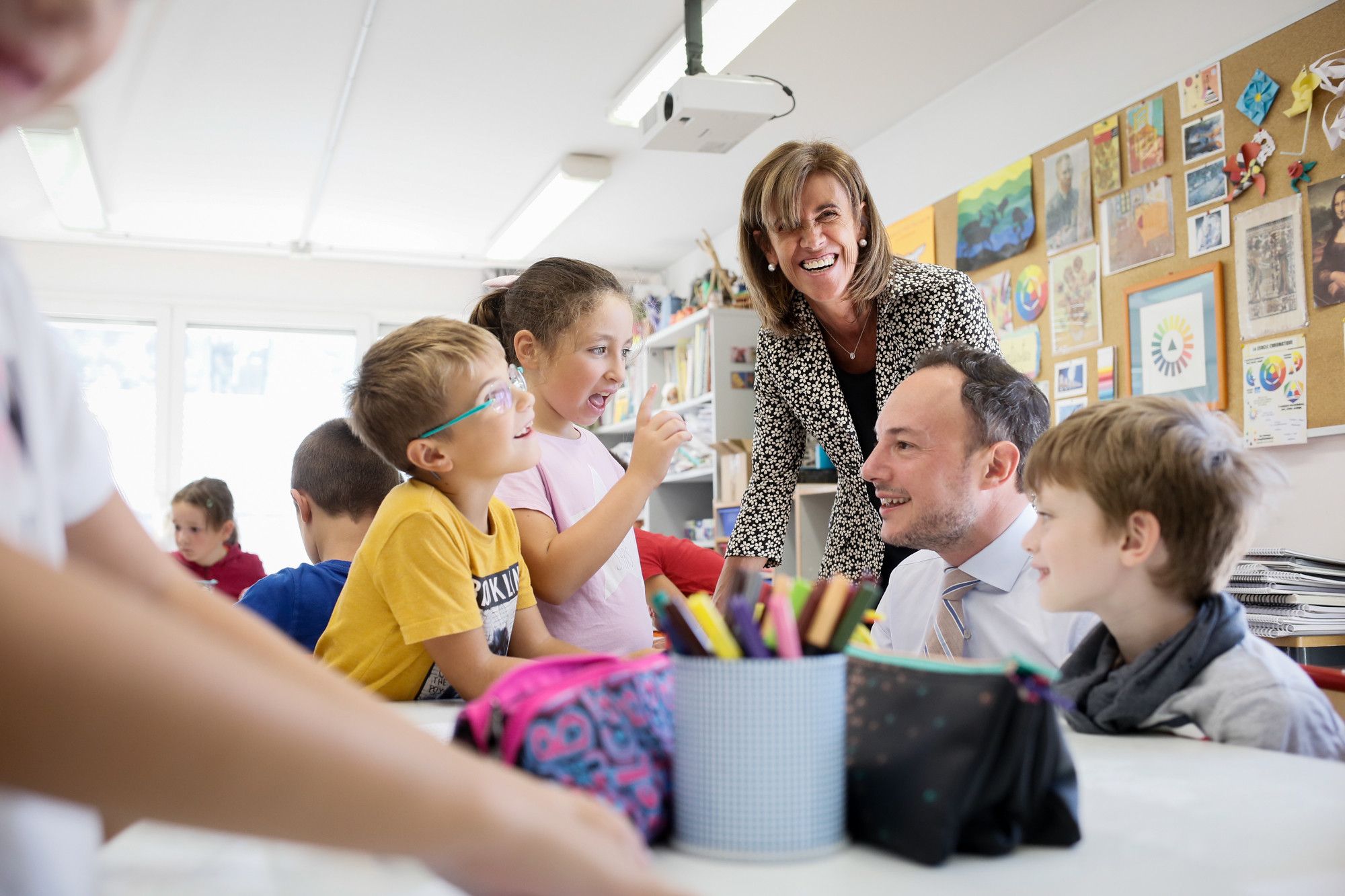El cap de Govern, Xavier Espot i la ministra d'Educació i Ensenyament Superior, Ester Vilarrubla durant la seva vista a una escola aquest dimarts.