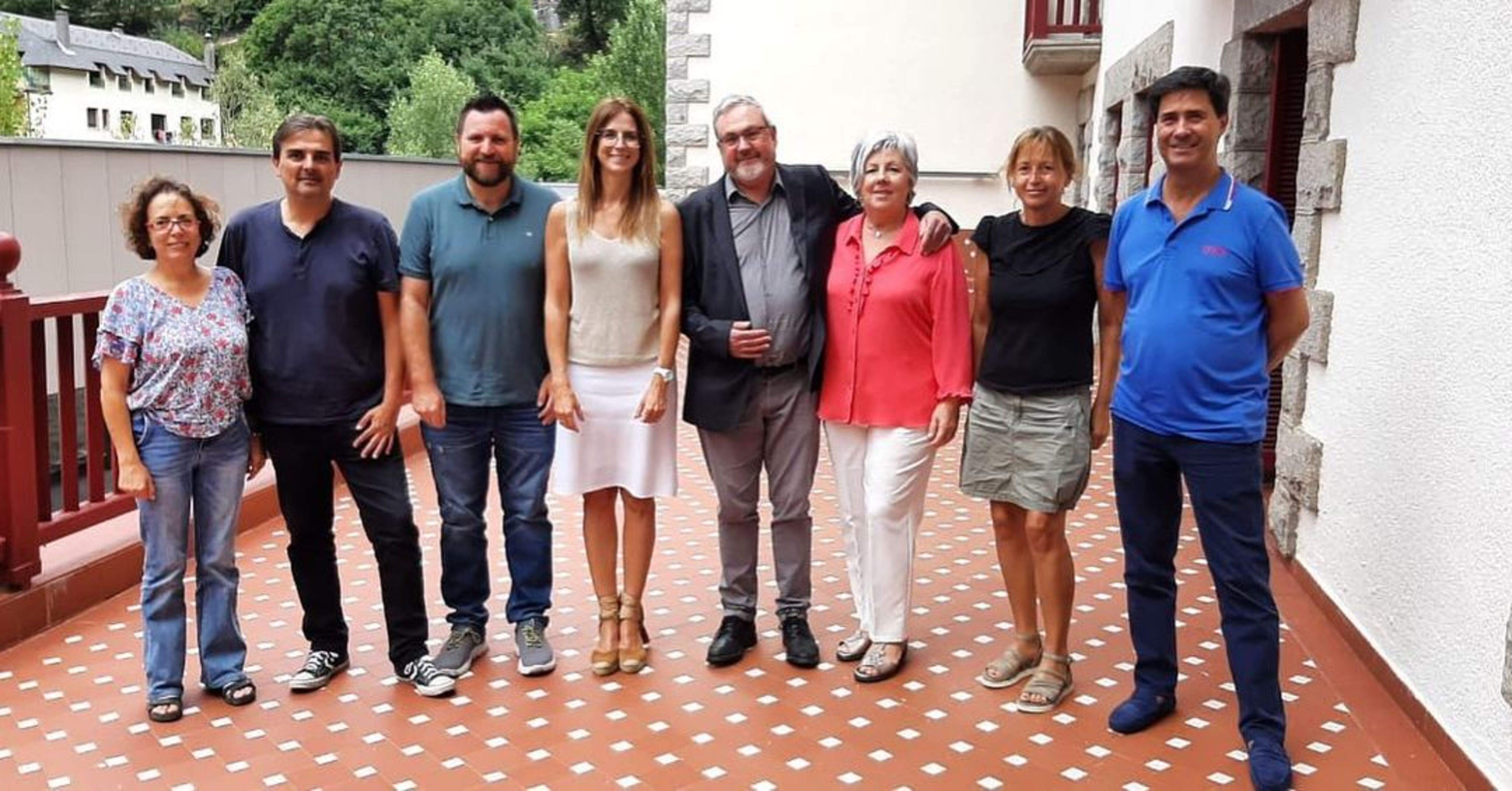 La junta de Velles Cases Andorranes amb la ministra de Cultura.
