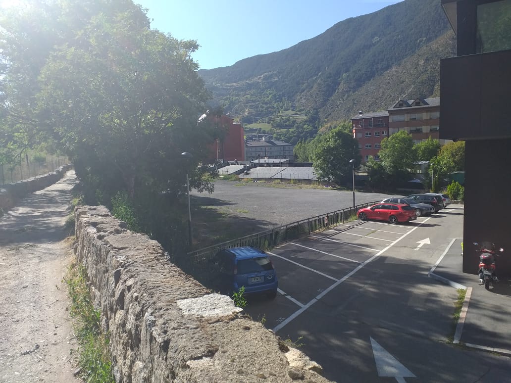 El terreny on es farà el nou pàrquing del Prat del Baró.