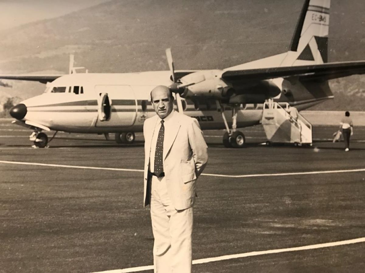 L'impuisor de l'aeroport Josep Betriu amb l'avió que va fer el primer vol comercial al darrere.