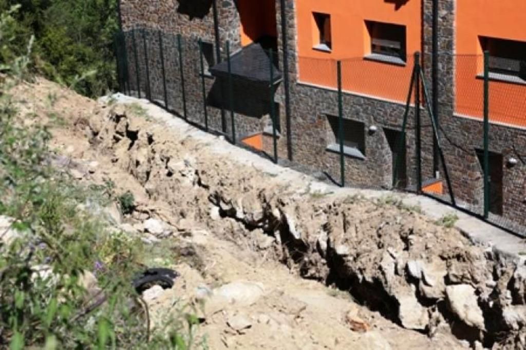 Treballs per separar les aigües pluvials de les residuals al camí de Missa d'Aixirivall.