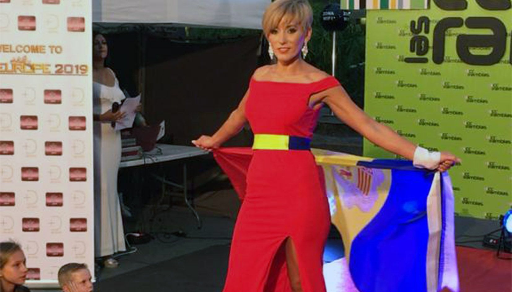 Georgina de Fátima Félix desfilant amb la bandera andorrana.