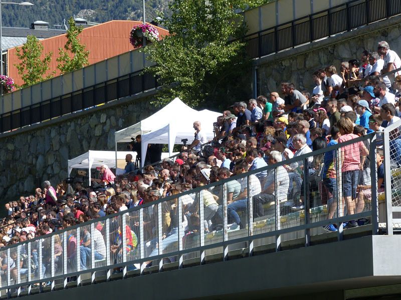 La grada principal de Prada de Moles, plena.