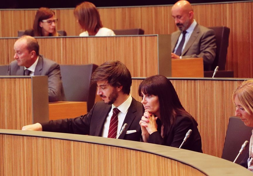 Enseñat i Mònica Bonell, abans de l'inici de sessió.