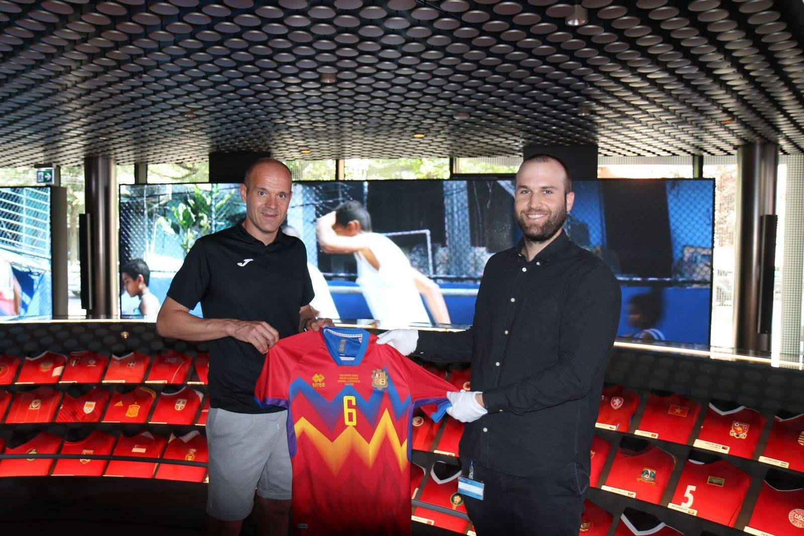 Ilde Lima lliura la samarreta a un responsable del museu FIFA.