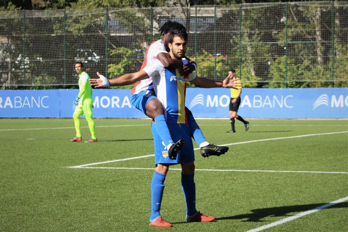 Casadesús celebra amb Musa el primer gol.