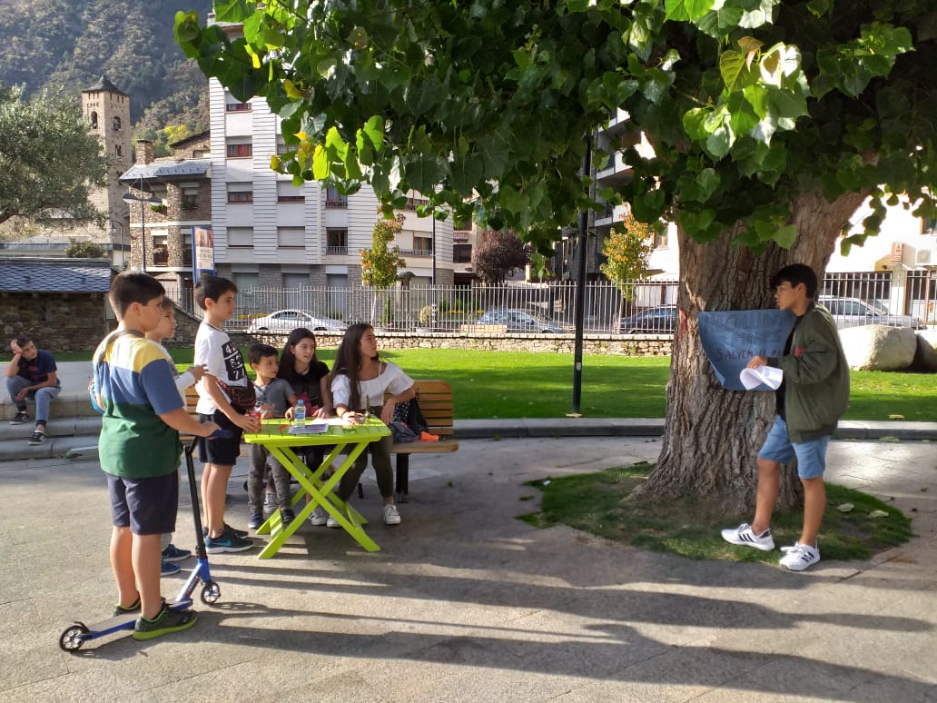 Ariadna i uns amics, recollint signatures.