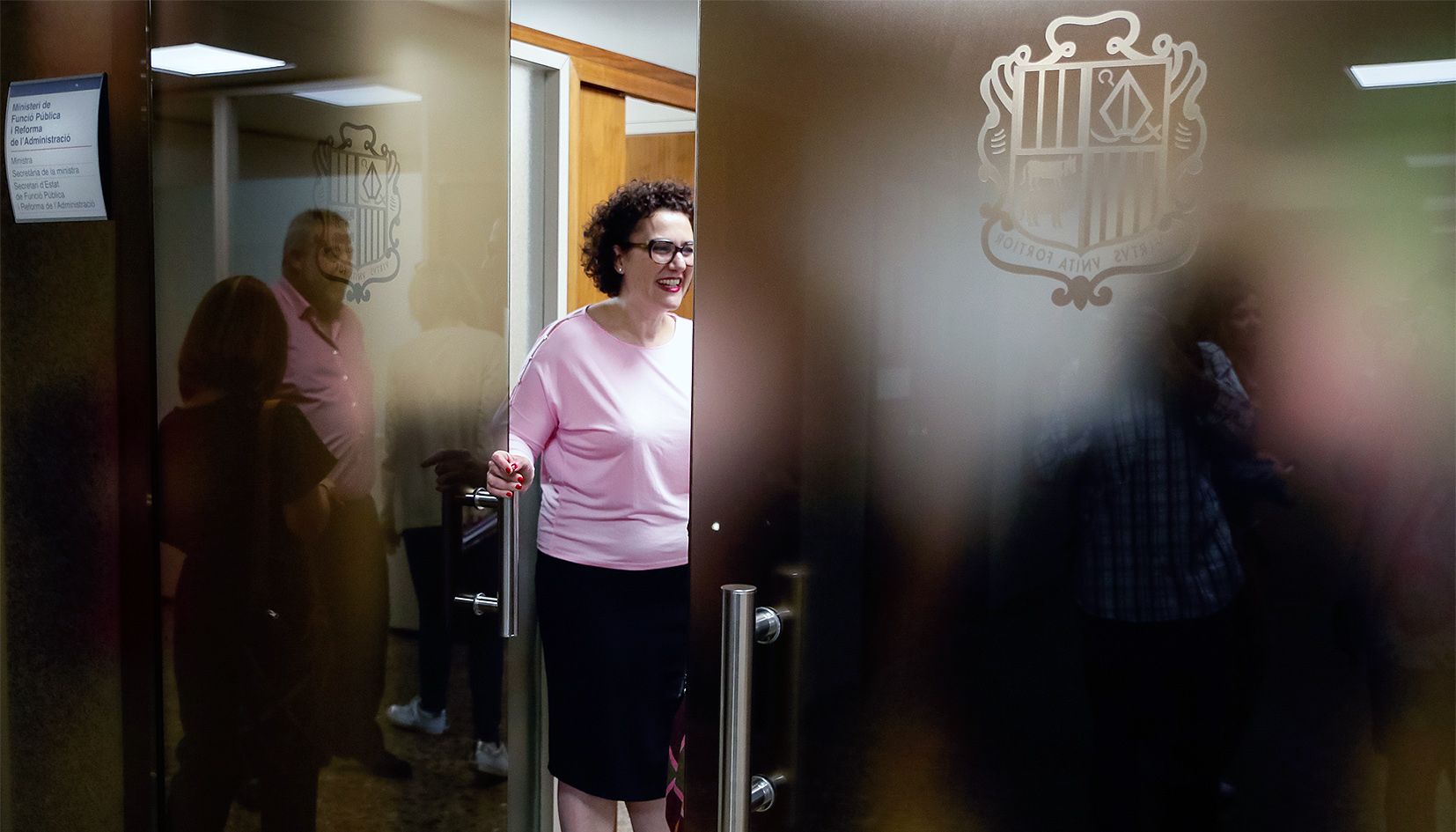 La ministra de Funció Pública, Judith Pallarés, obre la porta després d'una reunió amb sindicalistes.