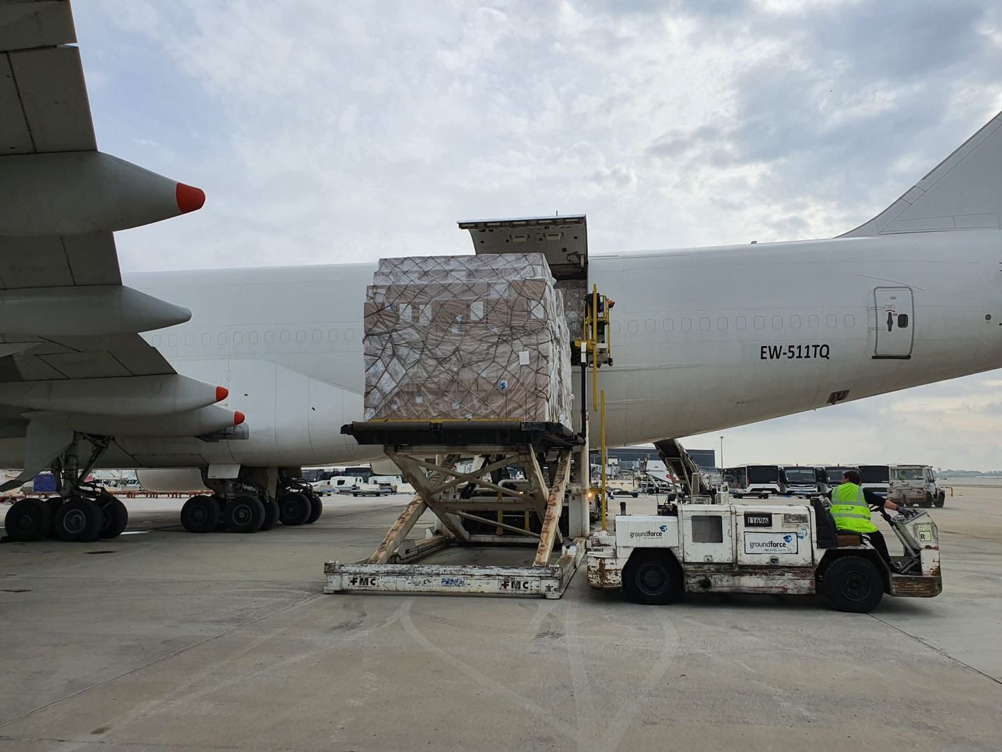 Material gestionat per Puente China arribant a l'aeroport del Prat.