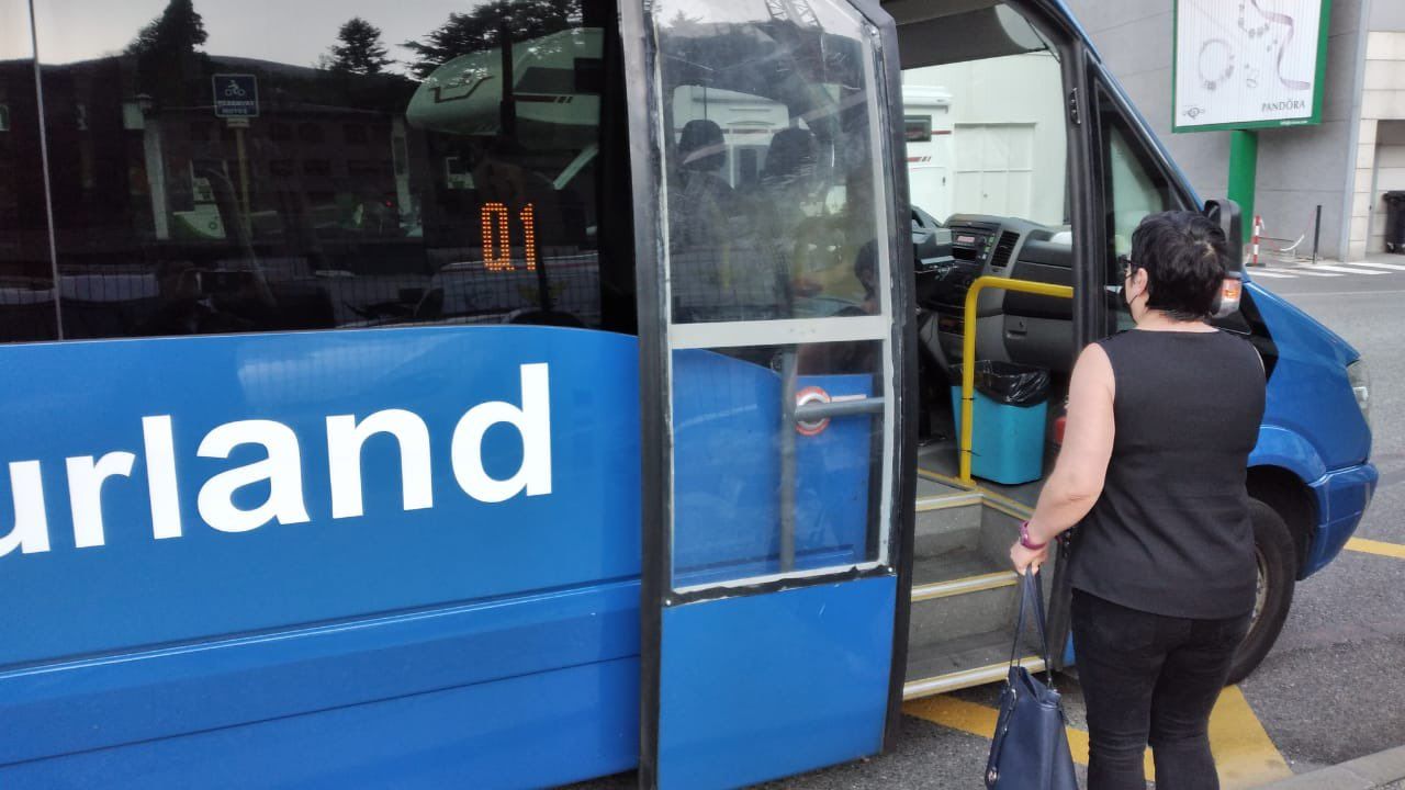 Una dona puja al bus comunal de Sant Julià de Lòria.