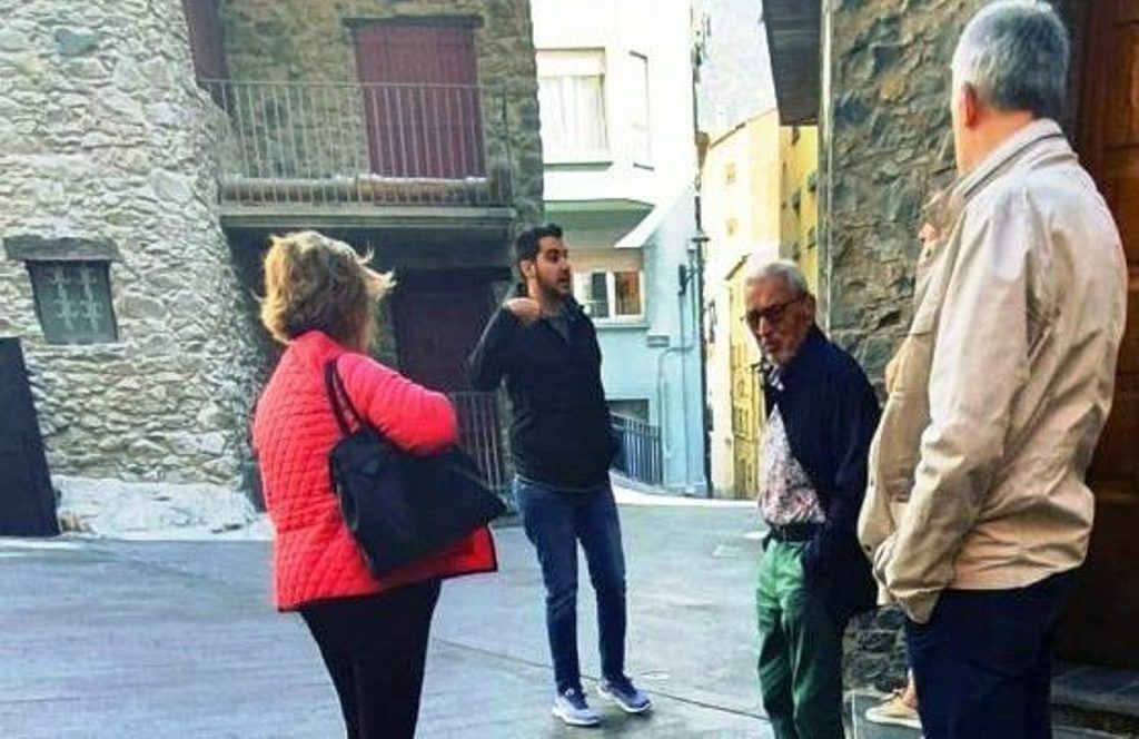 Els membres del PS durant la seva visita aquest dilluns al barri del Puial d'Andorra la Vella.