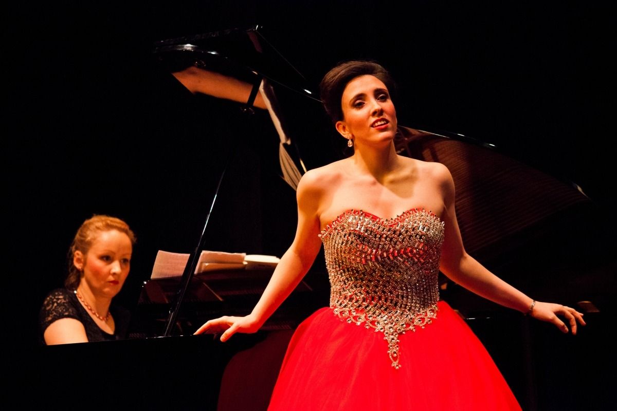 Jonaina Salvador en el paper de Carmen a l'Auditori Claror de Sant Julià de Lòria.