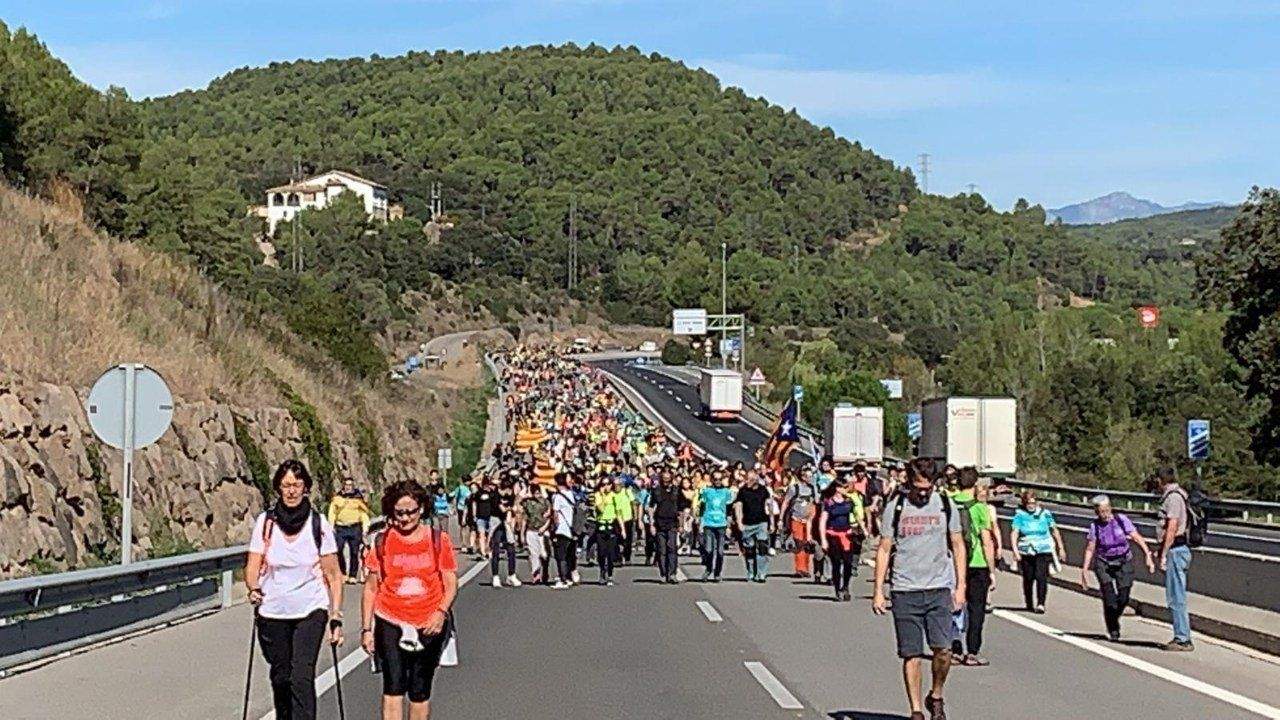 Una de les marxes per la llibertat, al seu pas per la C-16 a Navàs.