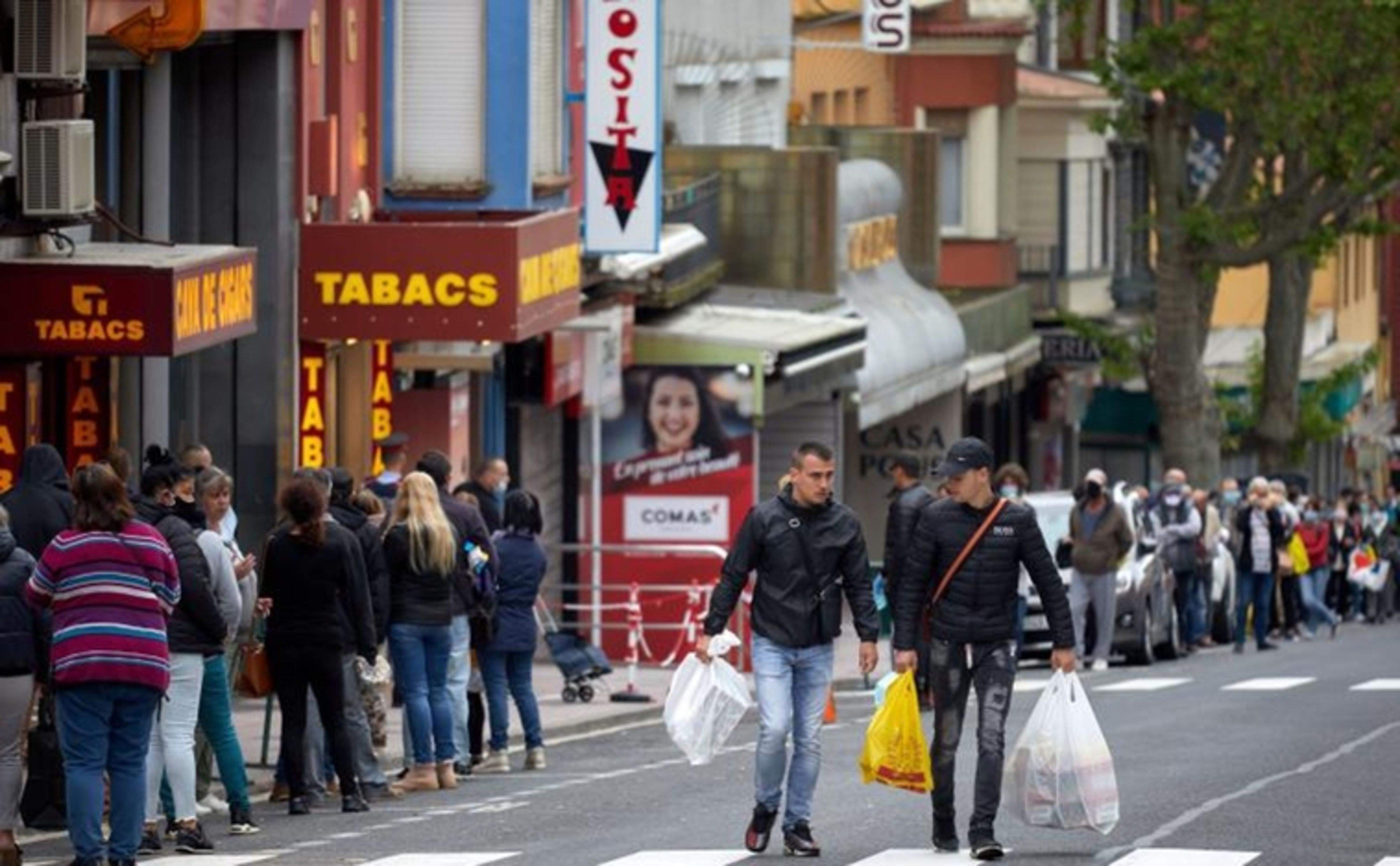 Cues de ciutadans francesos en establiments de la Junquera per comprar tabac.
