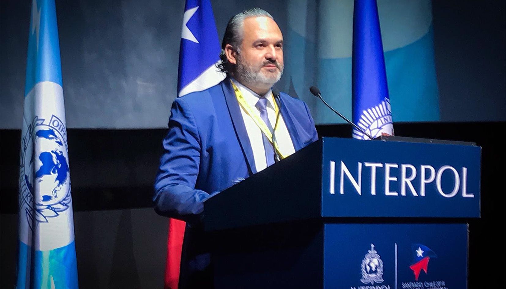 Robert Guirao dirigint-se a l'assemblea a Santiago de Xile.