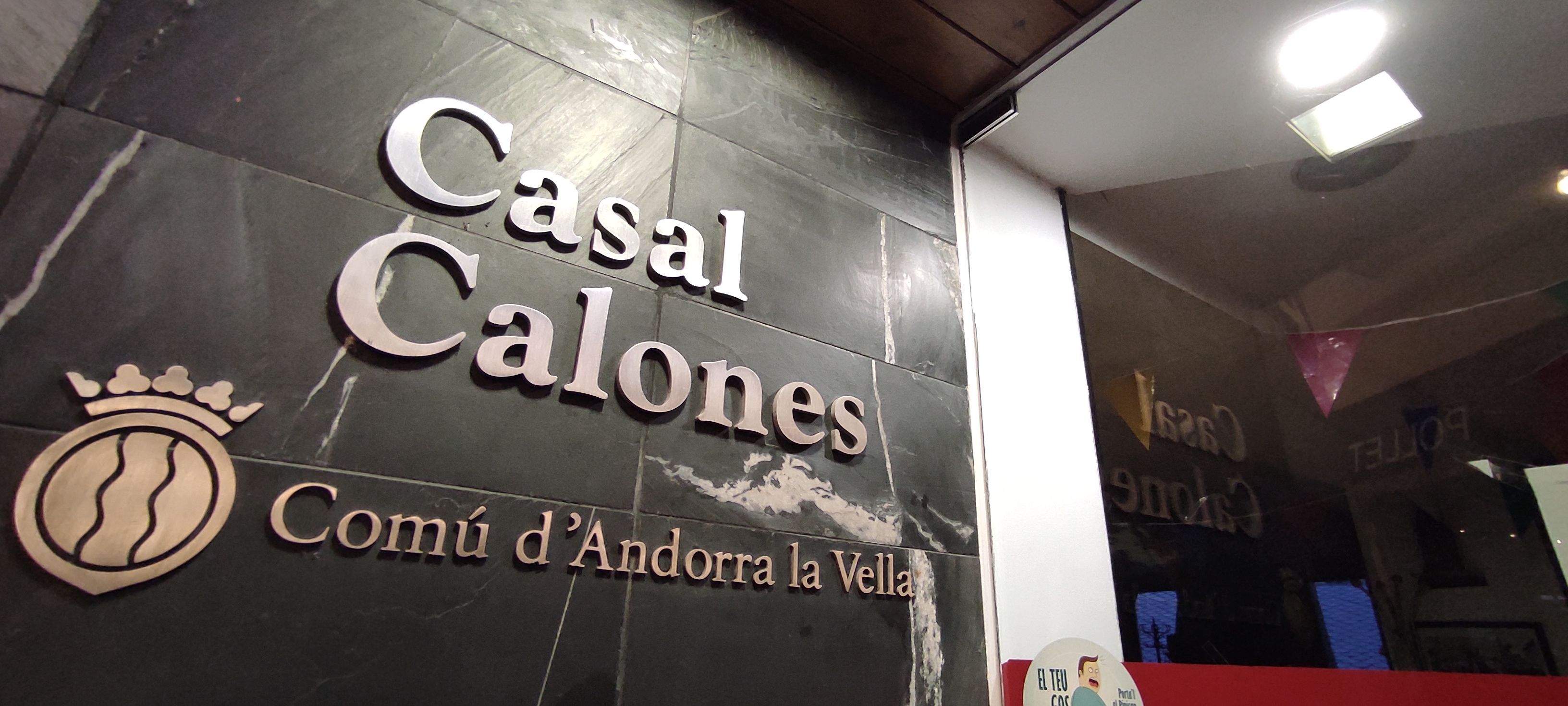 El rètol del Casal Calones, a l'entrada del menjador social, aquest vespre, al nucli històric d'Andorra la Vella. El rètol del Casal Calones, a l'entrada del menjador social, aquest vespre, al nucli històric d'Andorra la Vella.