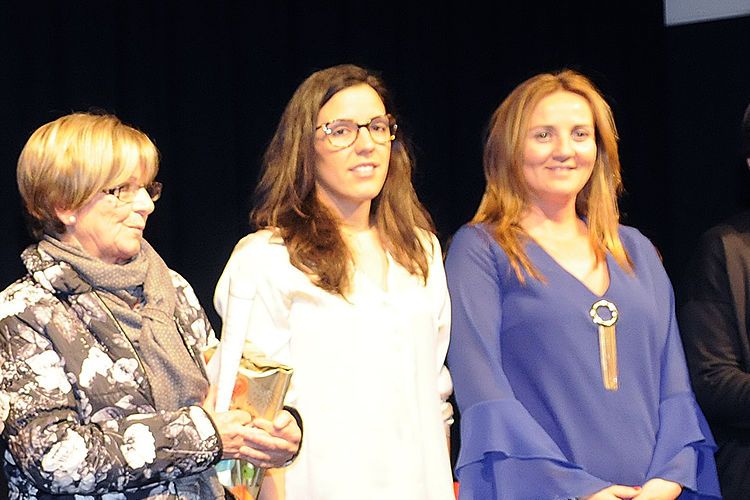 Lorena Jordana, al mig, en la recollida dels premis Martí i Pol.