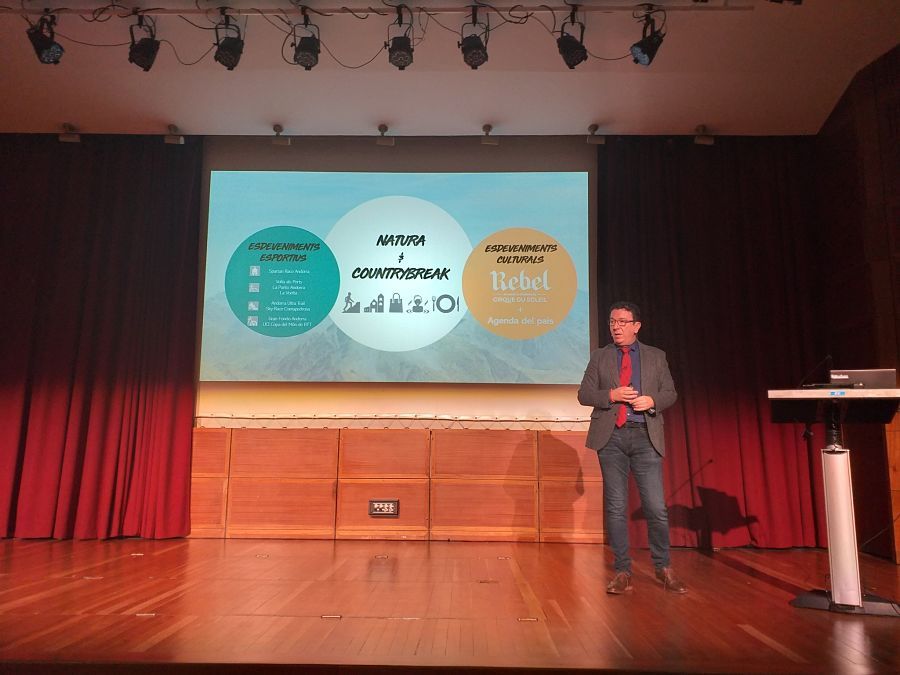 Betim Budzaku, durant la presentació.