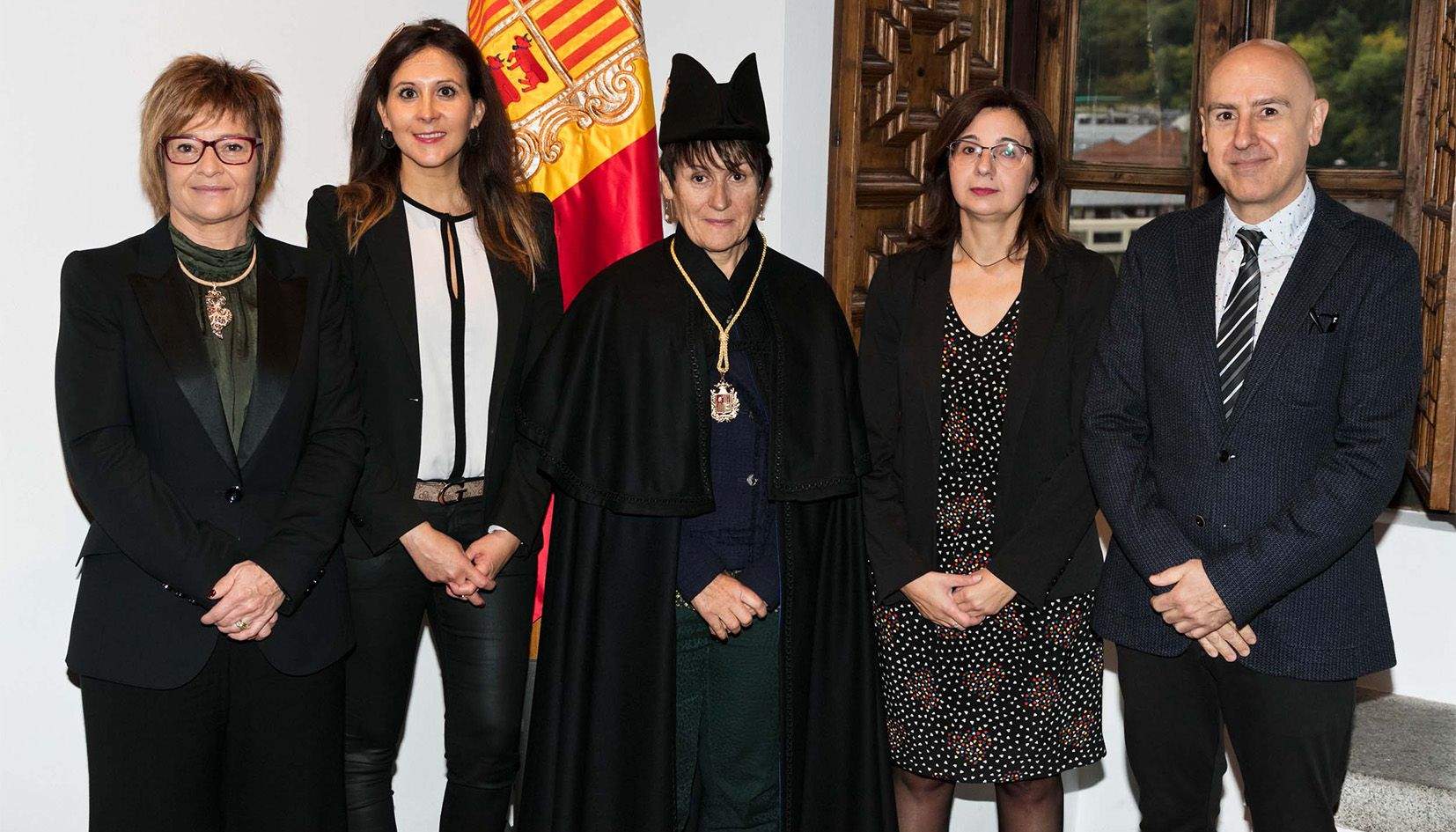 La síndica, Roser Suñé, i la subsíndica, Meritxell Palmitjavila, amb els tres membres de designació política (Meritxell Verdú, Joana Mañas i Joaquim Dolsa).