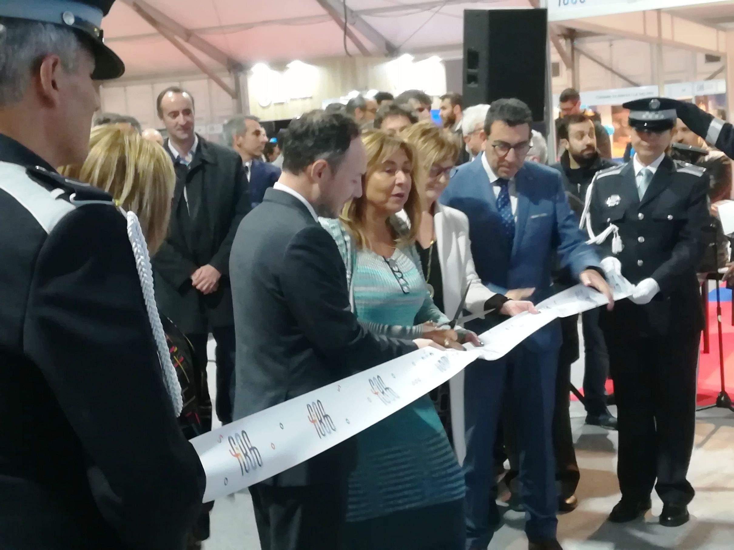 Les autoritats tallen la cinta per inaugurar l'edició 2019 de la Fira aquest divendres.