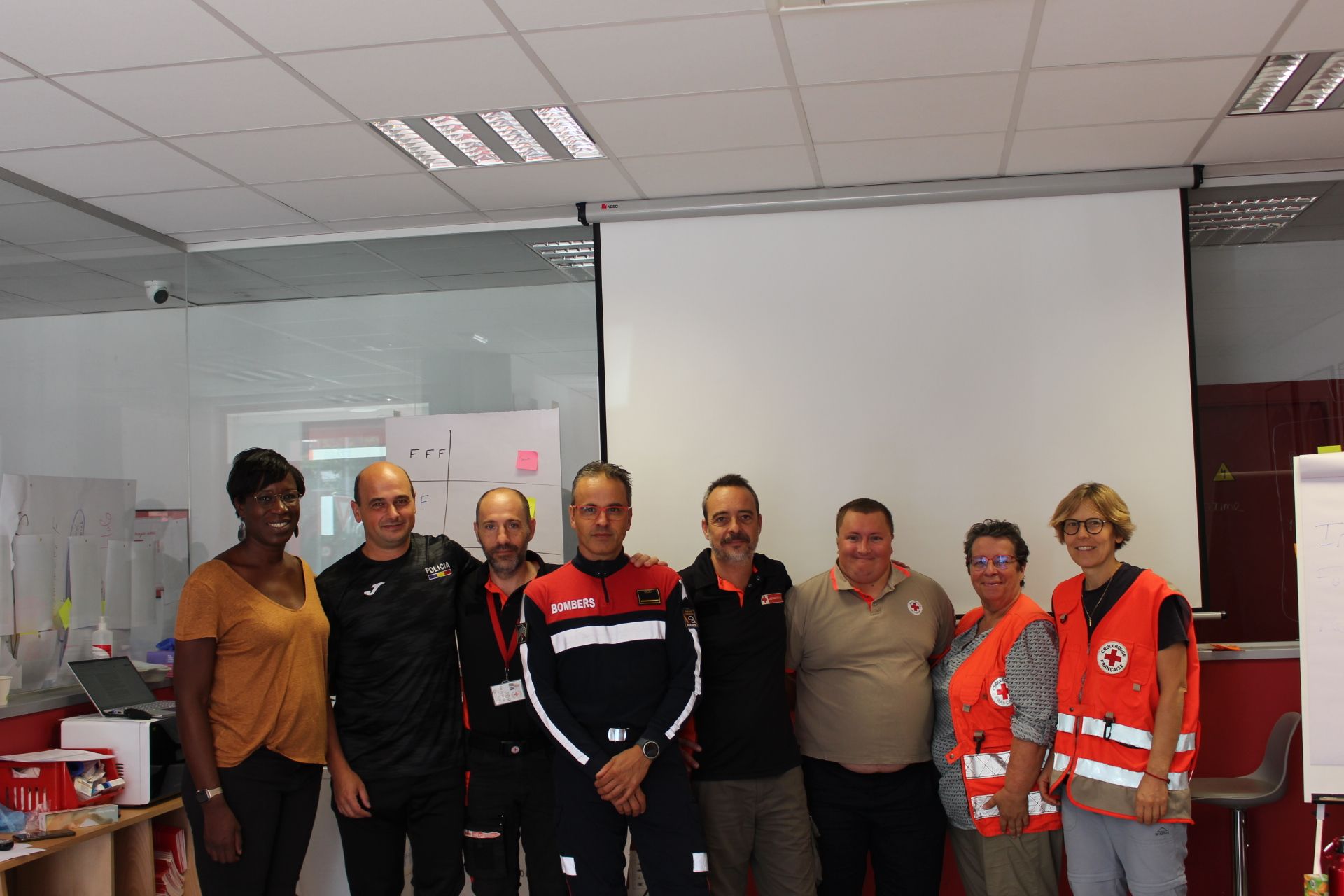 Els participants en la formació amb els instructors del curs.