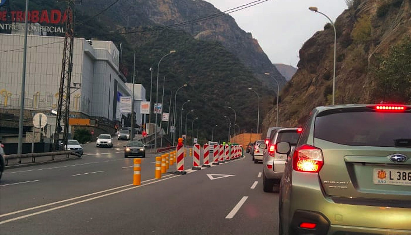 Trànsit aturat aquesta tarda en el marc del pas alternatiu per evitar ensurts.