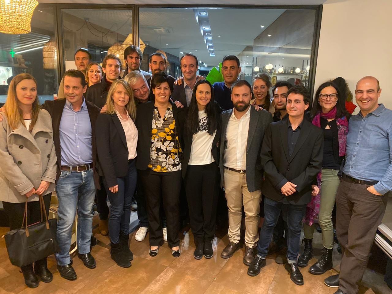 Foto de família amb els candidats i membres actuals del comú.